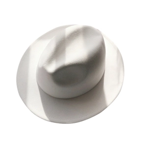 Klassischer weißer Wollfilzhut mit breiter Krempe für Damen und Herren im minimalistischen Stil