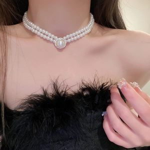 Collier ras du cou double rangée de perles baroques avec pendentif strass élégant