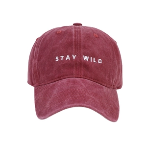 Berretto da baseball rosso slavato con ricamo Stay Wild e visiera curva classica