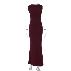 Vue arrière détaillée d'une robe bordeaux sans manches sur un mannequin transparent