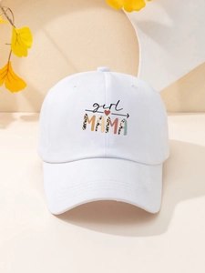 Dettaglio del cappellino bianco in cotone con stampa GCRL MAMA e cuore rosso deco
