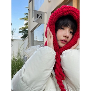 Bonnet tricoté monstre rouge pour femme avec longues tresses et une texture en laine épaisse