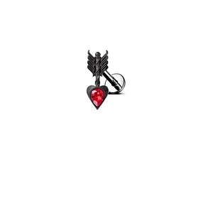 Piercing de mamelon coeur noir en acier avec cristal rouge et flèche sur fond blanc
