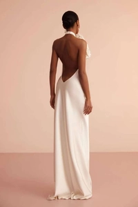 Vue de dos d'une robe longue élégante en satin blanc avec dos nu et licou chic