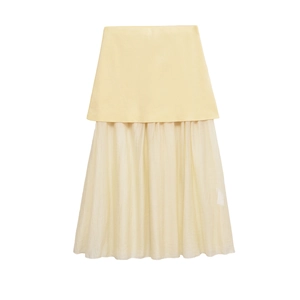 Détail de la jupe jaune clair avec design élégant à double couche et ourlet en tulle plissé