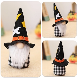 Vue de trois côtés d'un gnome d'Halloween avec chapeau de sorcier et barbe blanche