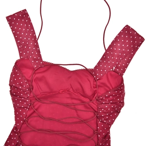 Detailansicht eines roten Polka-Dot-Kleides mit Schnürung und geraffter Taillenpartie