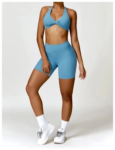 Détail du short cycliste taille haute et brassière dos nu dans un ensemble bleu clair