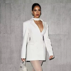 Dettaglio dell'abito blazer bianco a doppio petto con profondo scollo a V e spalline
