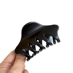 Pince à cheveux noir mat avec design ondulé et boucle papillon de 9cm pour un style minimaliste