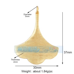 Detailed dimensions of a golden ginkgo leaf pendant with brushed metal texture