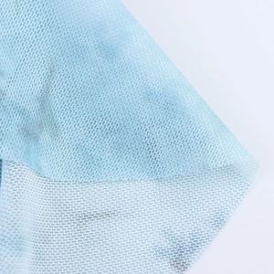 Makroaufnahme von atmungsaktivem hellblau-weißem Netzstoff für sexy Camisole-Tops
