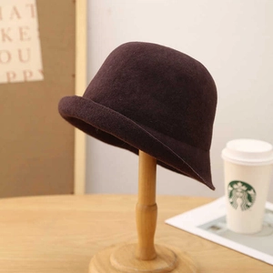 Classico cappello cloche in lana marrone scuro con tesa arrotolata per l'inverno