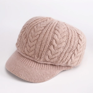 Detalle del tejido de ochos en esta gorra newsboy rosa con texturas suaves