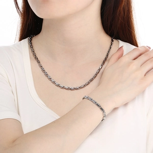 Ensemble collier et bracelet en acier inoxydable argenté sur mannequin