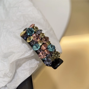 Gros plan détaillé d'une pince à cheveux noire avec des strass colorés brillants