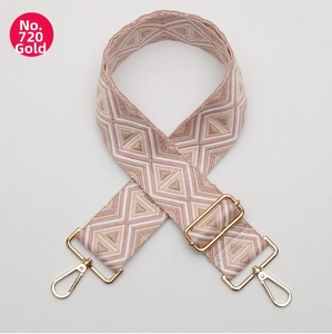 Dettaglio della tracolla da 5cm con motivo geometrico rosa e ganci in metallo dorato
