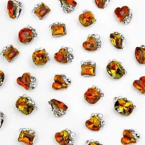 Gedetailleerde weergave van amberkleurige Maillard-stijl nagelkunst strass met hartkristal