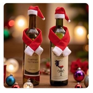 Dettaglio decorativo per bottiglia di vino con mini sciarpe e cappelli di Babbo Natale