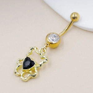 Détail d'un piercing de nombril doré avec pendentif cœur noir et pierres zircons