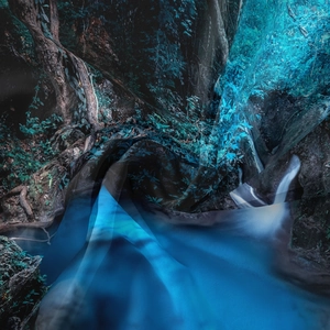 Dettaglio dell'arazzo foresta e cascata con trama setosa ed eleganti pieghe drappeggiate