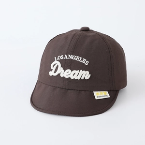Détail de la casquette respirante marron avec broderie blanche LOS ANGELES Dream
