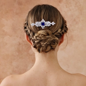Pettine per capelli da sposa con cristallo blu su elegante acconciatura raccolta da sposa