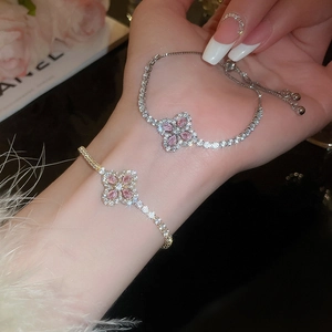 Détails des bracelets fleurs en cristal rose avec motif trèfle et fermoir ajustable