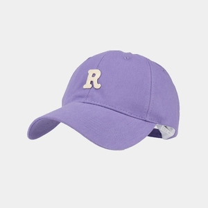 Dettaglio cappellino da baseball viola con lettera R ricamata e trama in cotone