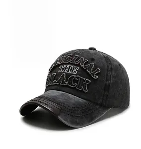 Détail d'une casquette vintage délavée avec broderie en relief et bord de visière en cuir