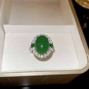 Détail macro d'une bague en agate vert émeraude ovale avec sertissage de zircons en boîte