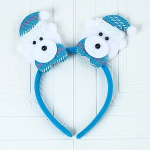 Détail d'un serre-tête de Noël avec ours polaires en peluche et bonnets tricotés bleus