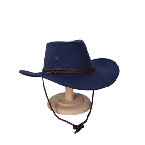 Dettaglio cappello da cowboy blu scuro con fascia intrecciata marrone e cordino