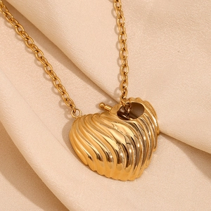 Collier Pendentif Coeur Acier Inoxydable Plaqué Or 18K Texture Ondulée Chic Niche Fermoir OT Pour Femmes