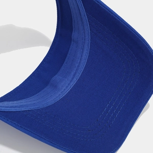 Primer plano del ala del sombrero de sol azul marino con costuras paralelas de precisión
