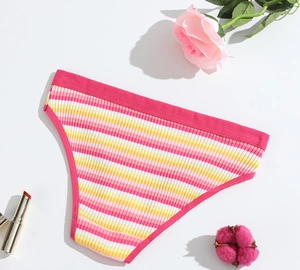 Dettaglio di mutandine in cotone a righe rosa e gialle con trama a coste e pizzo fine