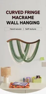 Détail d'une suspension murale bohème en macramé avec franges vertes sur bois courbé
