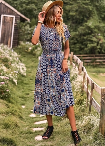 Détail d'une robe maxi trapèze à imprimé bohème avec jupe à plusieurs niveaux en plein air