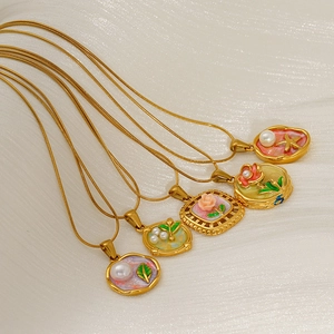 Französische Vintage-Tulpen- und Rosenketten mit Emaille-Anhängern auf goldener Schlangenkette