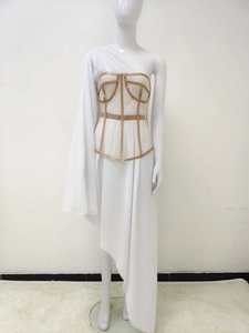 Detail eines weißen One-Shoulder-Chiffonkleids mit asymmetrischem Saum und goldfarbenem Gürtel