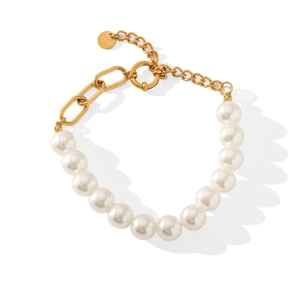 Détail du bracelet composé de perles et d'une chaîne plaquée or 18 carats avec fermoir rond