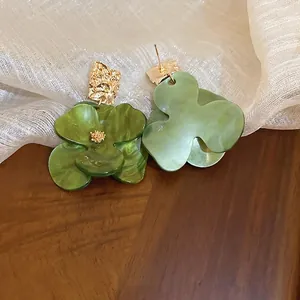 Boucles d'oreilles fleurs en acrylique vert marbré avec détails dorés élégants