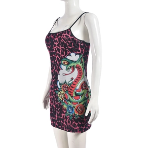 Dettaglio mini abito leopardato con stampa audace di serpente e rosa stile tatuaggio