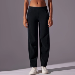 Detalle de pantalones de pana negros de talle alto y pernera ancha con bolsillos laterales