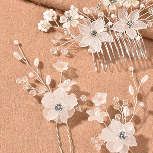 Detail von handgefertigtem Brauthaarschmuck-Set mit matten Blüten und Perlen