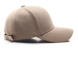 Zijaanzicht van beige katoenen honkbalpet met verstelbare metalen gespsluiting