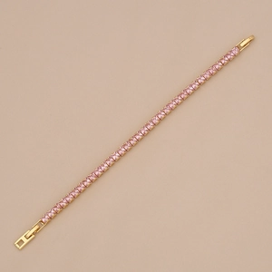 Détail des pierres roses taille princesse et du fermoir doré du bracelet de tennis