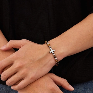 Dettaglio del bracciale con pietre occhio di tigre e pendente a croce argento