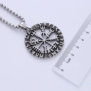 Dettaglio del ciondolo vichingo Vegvisir che mostra il diametro di 3,5 cm con righello