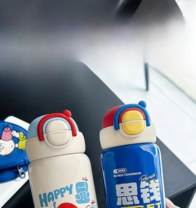 Detail of cream white and sapphire blue insulated bottles with colorful dual-drinking lids